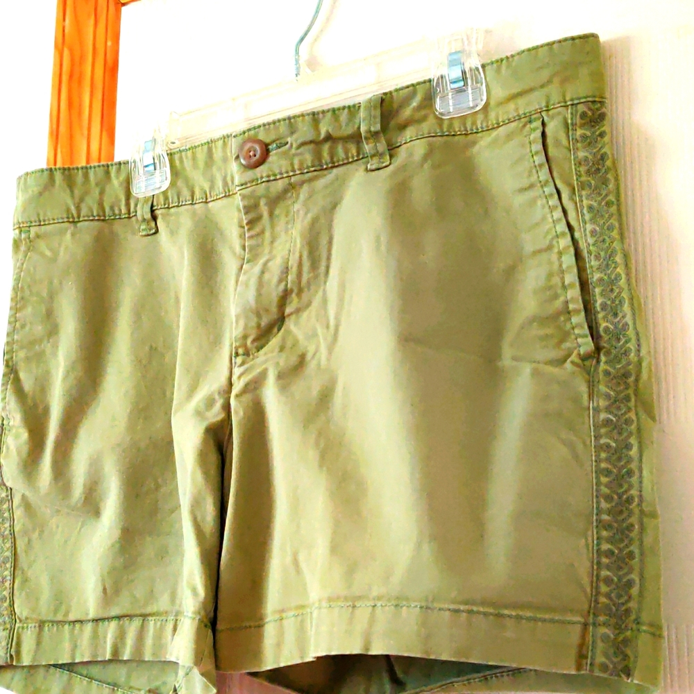 Khakis by GAP Girlfriend 5 inch shorts
